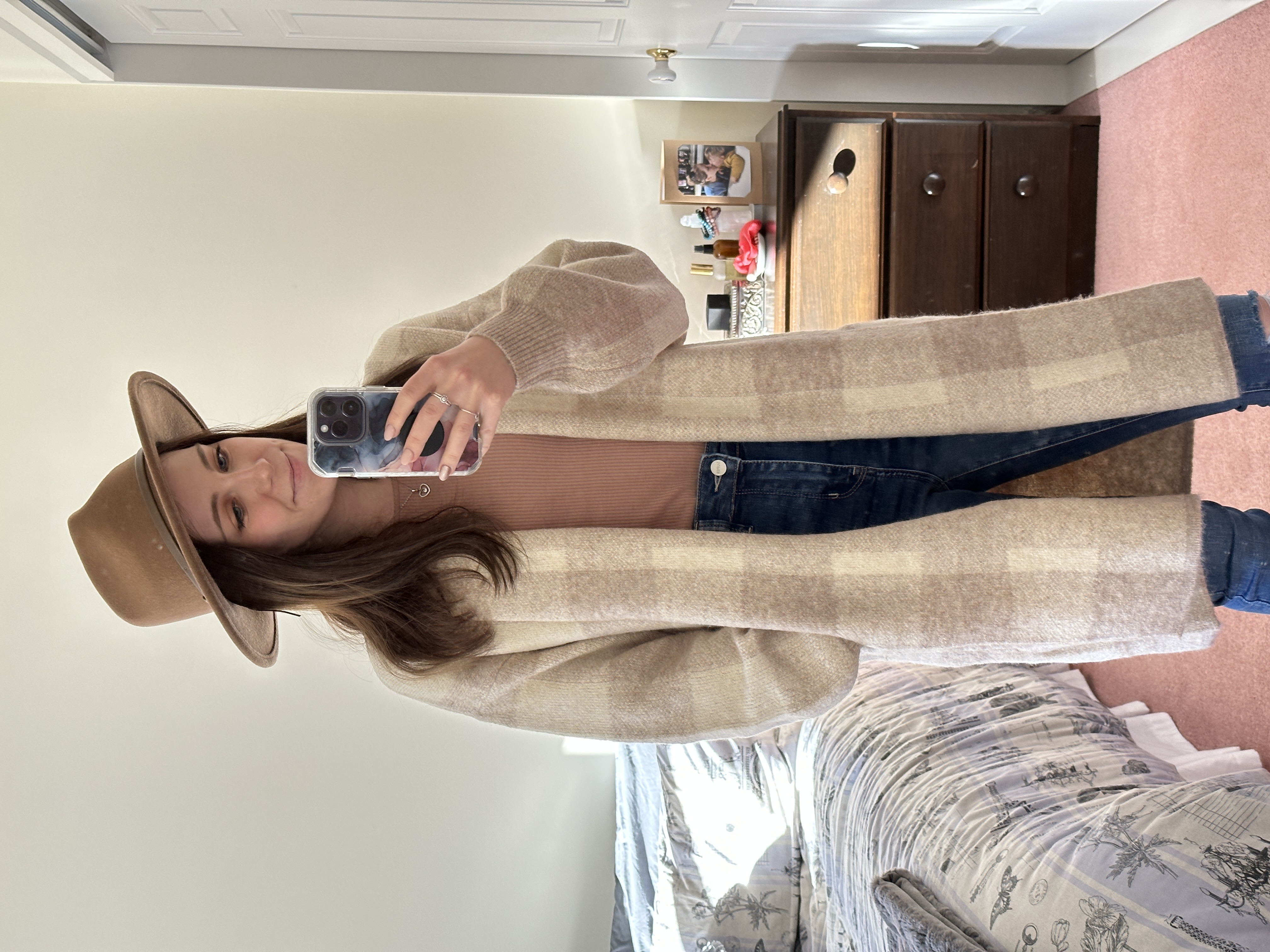 fashion blogger taking mirror selfie wearing fedora and cardigan